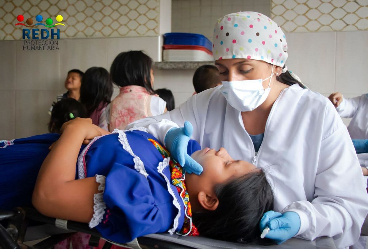 Una profesional de la salud atiende a una niña del pueblo Embera