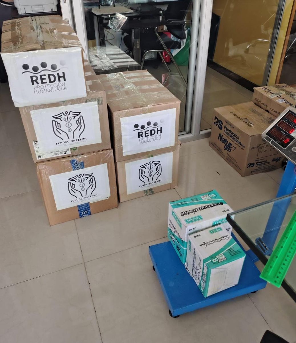 Cajas con el logo de REDH preparadas con insumos de ayuda humanitaria